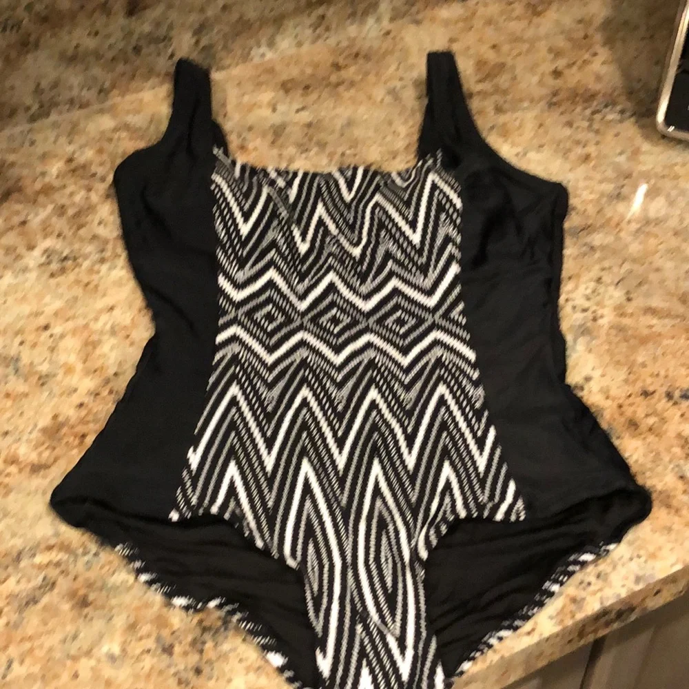 NWOT Black & White Women’s  Size 8 Swimsuit w/adj straps & removable bra pads.